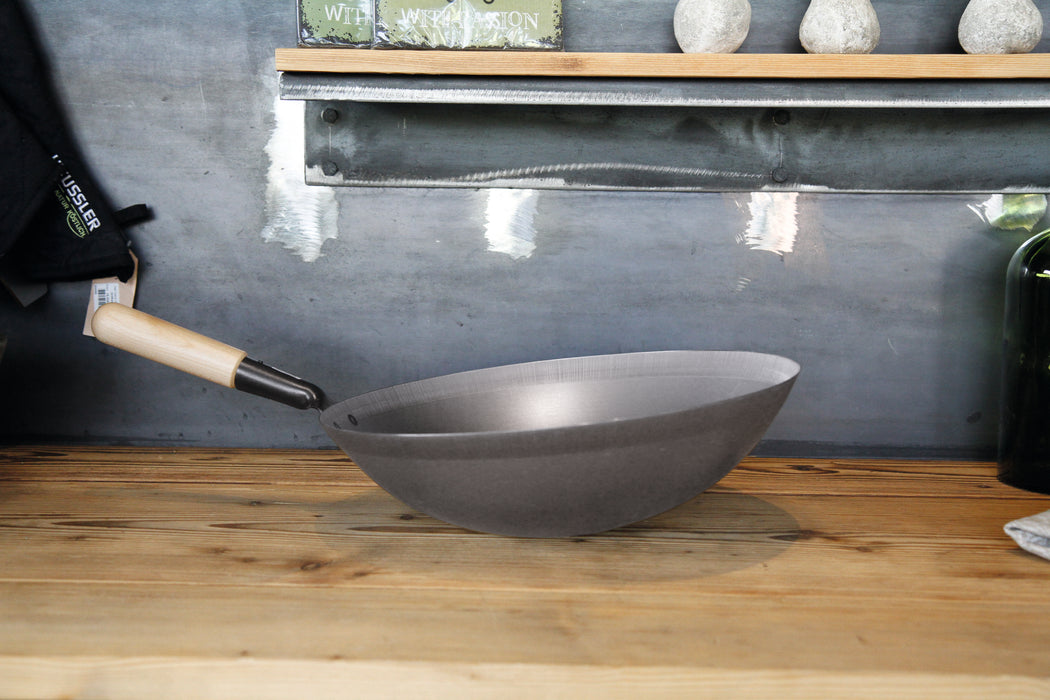 Wokpan met houtensteel
